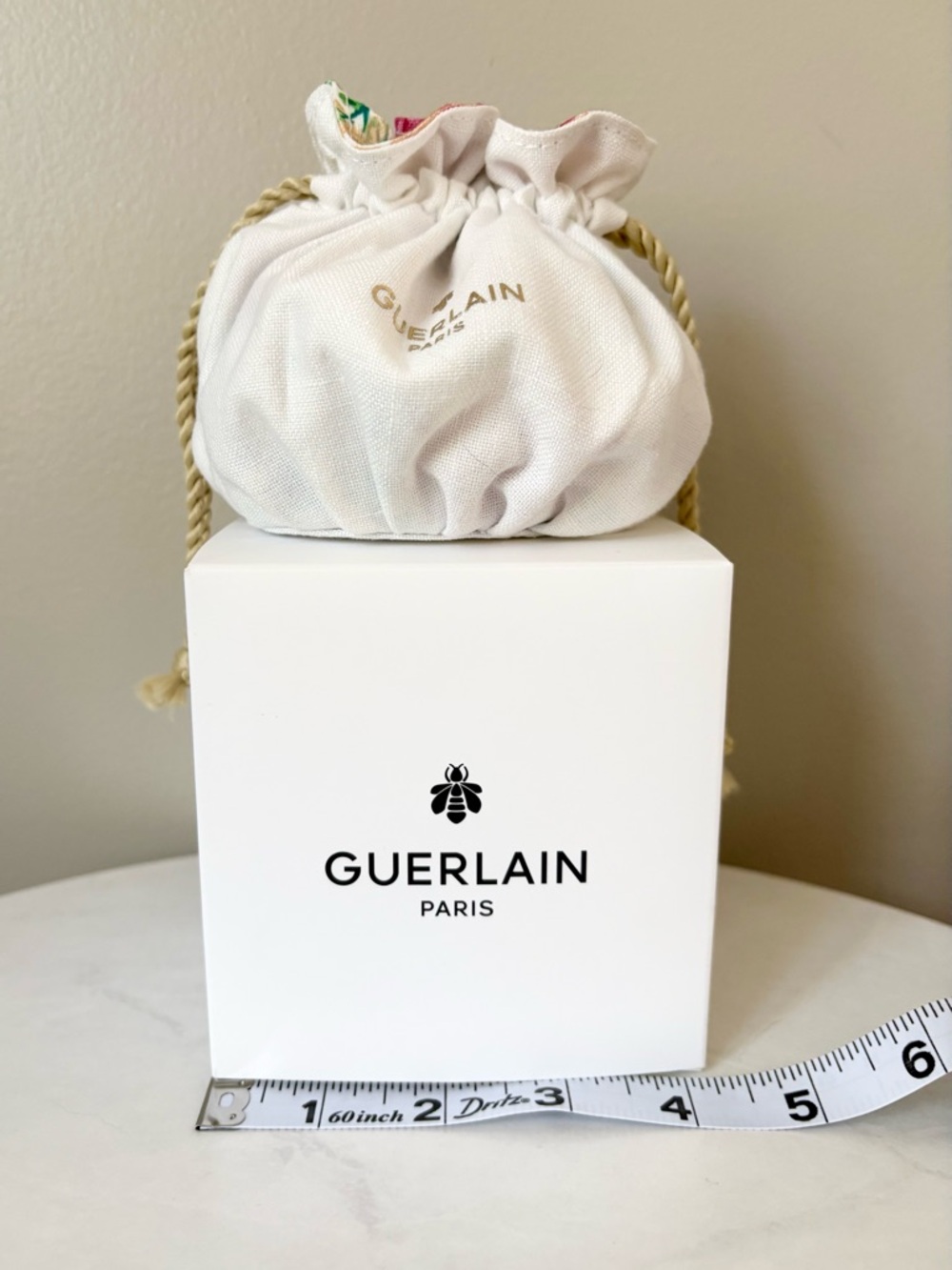 GUERLAIN París White Drawstring Pouch with Gold Logo and Braided Rope - Picture 4 of 7